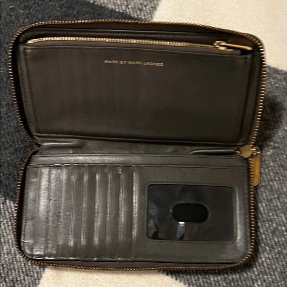 Marc Jacobs Handbags - Marc Jacobs Gray Leather zipped Wallet VGUC